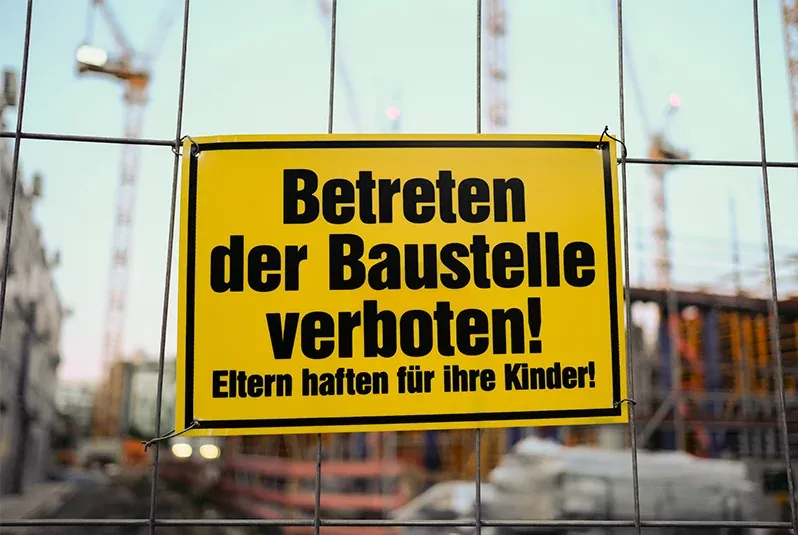 Baustellenschild „Betreten der Baustelle verboten“ – Baustellenabsicherung