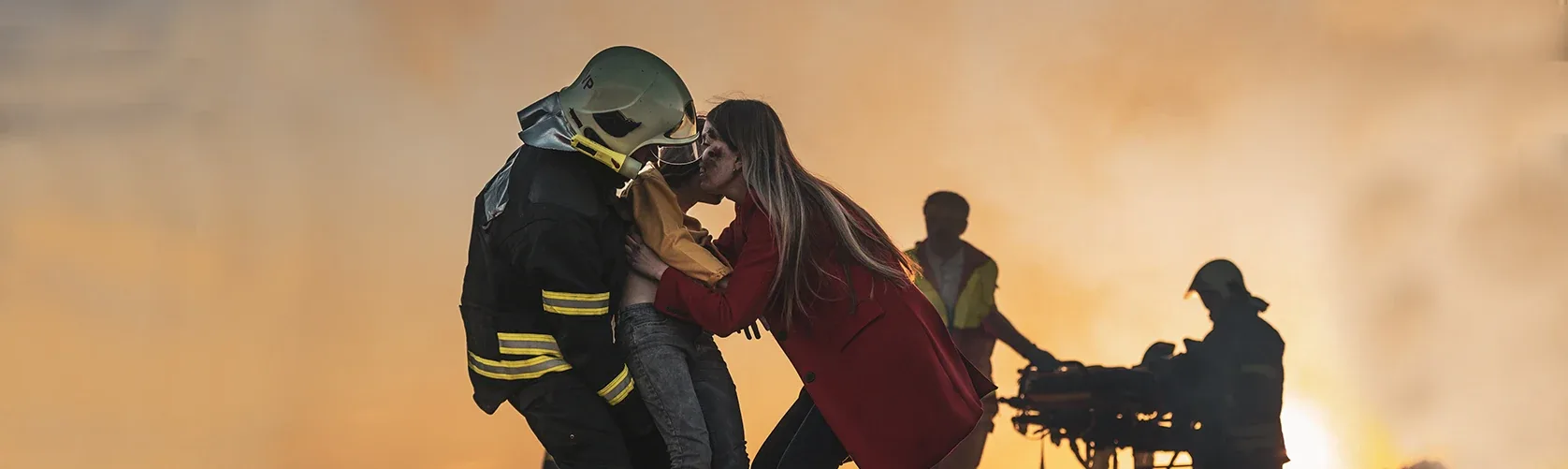 Feuerwehrleute retten Personen bei einem Brand – Brandschutz und Evakuierung