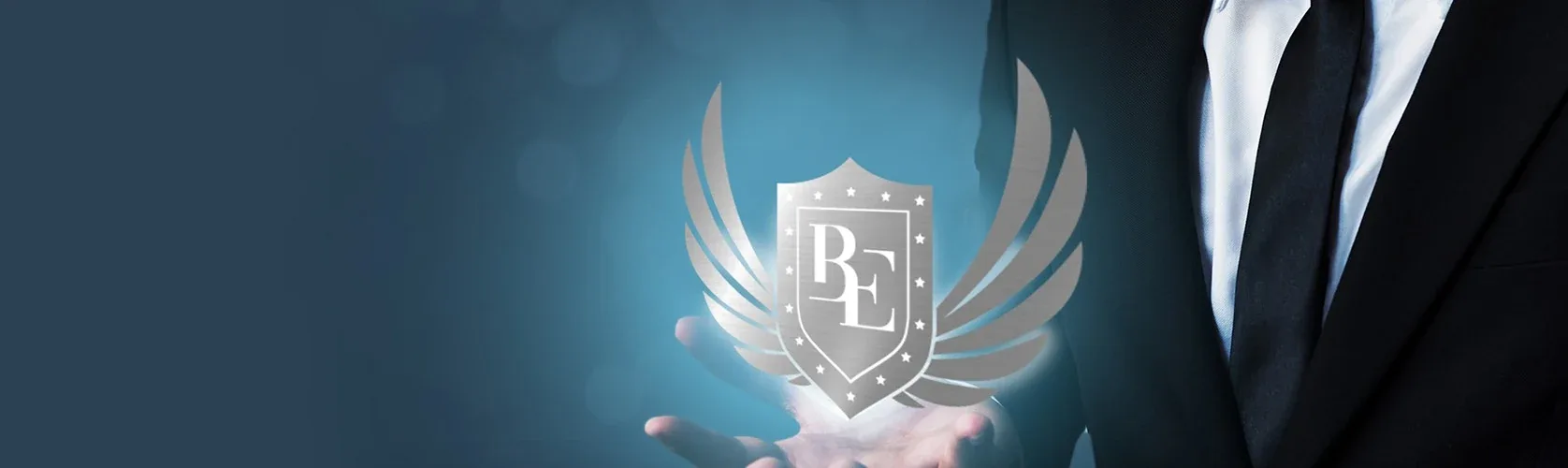 Silbernes BE-Evolution-Wappen mit Flügeln schwebt über einer Hand – Sicherheitsunternehmen BE-Evolution